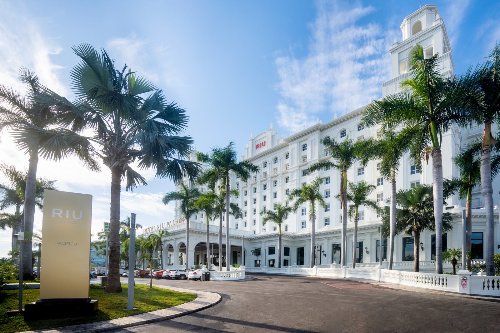 Palm-lined entrance to RIU Palace Pacifico